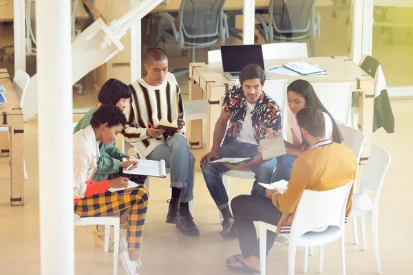 Zijaanzicht Van Diverse Zakenmensen Die Samen Zitten Groepsdiscussie Hebben Office — Stockfoto