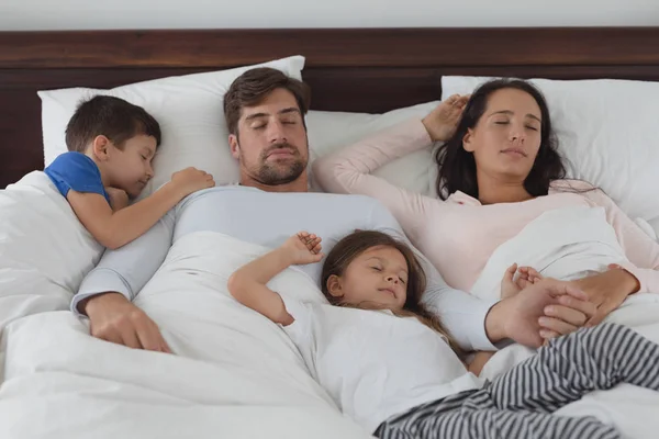 Vista Frontal Familia Caucásica Durmiendo Juntos Cama Dormitorio Casa — Foto de Stock