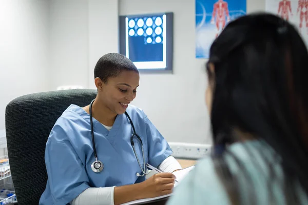 Vista Frontal Del Médico Femenino Raza Mixta Que Prescripción Mujer —  Fotos de Stock