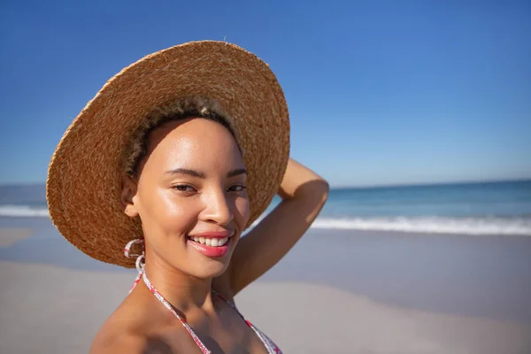 Close Feliz Mulher Afro Americana Biquíni Chapéu Olhando Para Câmera — Fotografia de Stock