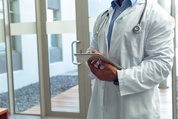 Środkowa Część Męskiego Lekarza Przy Użyciu Cyfrowego Tabletu Holu Szpitalu — Zdjęcie stockowe