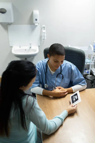 Hoge Hoek Beeld Van Gemengde Vrouwelijke Arts Bespreken Van Baby — Stockfoto