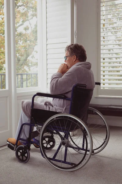 Sidovy Tankeväckande Handikappade Aktiva Senior Kaukasiska Man Tittar Genom Fönster — Stockfoto