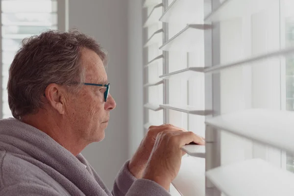 Seitenansicht Eines Aktiven Älteren Kaukasischen Mannes Der Durch Ein Fenster — Stockfoto