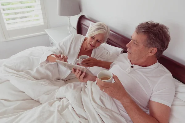 Evde Yatak Odasında Yatakta Birlikte Kahve Içerken Dijital Tablet Kullanarak — Stok fotoğraf
