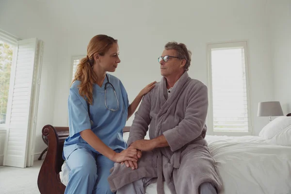 Framifrån Kaukasiska Kvinnlig Läkare Tröska Aktiv Senior Man Sängen Sovrummet — Stockfoto