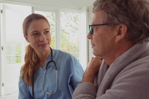 Vooraanzicht Van Kaukasische Vrouwelijke Doctor Troostende Actieve Senior Man Een — Stockfoto