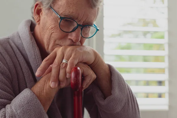 Side View Sad Aktiv Senior Kaukasiska Man Lutar Promenadkäpp Och — Stockfoto