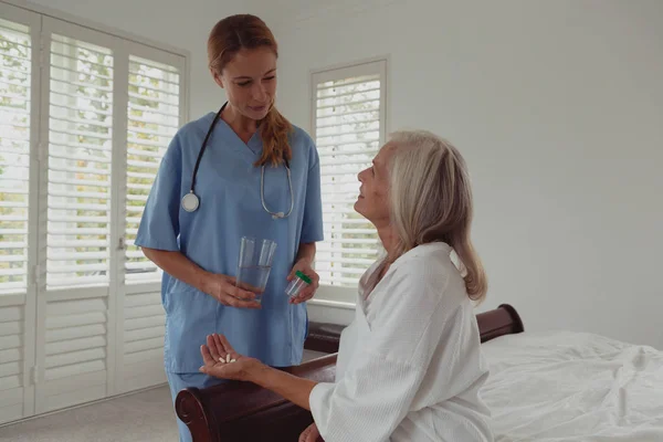 Tussensectie Van Blanke Vrouwelijke Arts Die Medicijnen Geeft Aan Actieve — Stockfoto