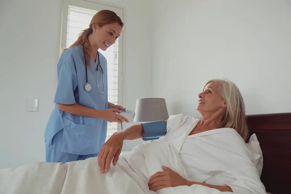 Vista Frontal Del Médico Femenino Caucásico Comprobando Presión Arterial Mujer —  Fotos de Stock