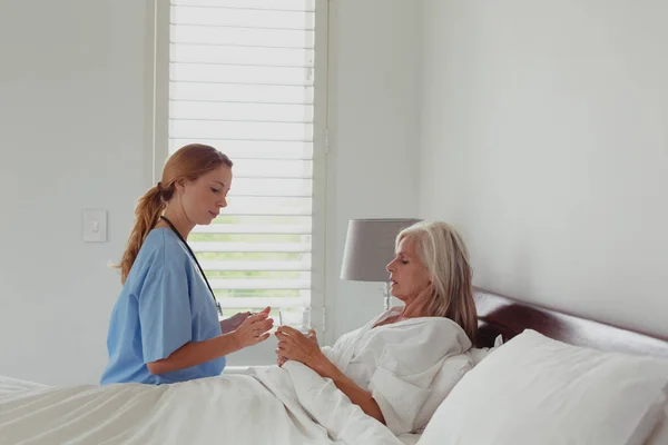 Boční Pohled Kavkazské Ženské Lékaře Dávící Medicínu Aktivní Starší Ženě — Stock fotografie