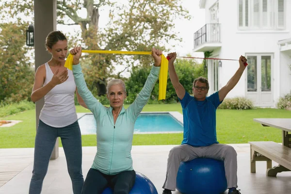 Vooraanzicht Van Een Blanke Vrouwelijke Trainer Die Een Actief Seniorenpaar — Stockfoto