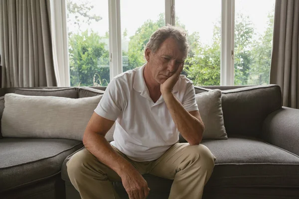 Vorderseite Des Traurigen Aktiven Senior Kaukasischen Mann Mit Der Hand — Stockfoto