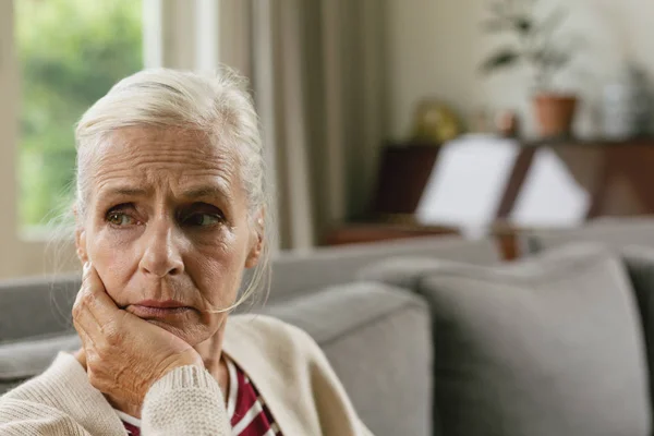 Framsidan Spänd Aktiv Senior Kaukasiska Kvinna Med Hand Ansiktet Sitter — Stockfoto