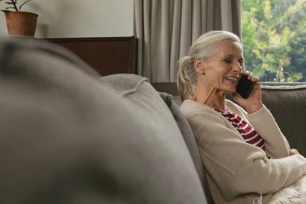 Seitenansicht Einer Aktiven Kaukasischen Seniorin Die Auf Dem Sofa Sitzt — Stockfoto