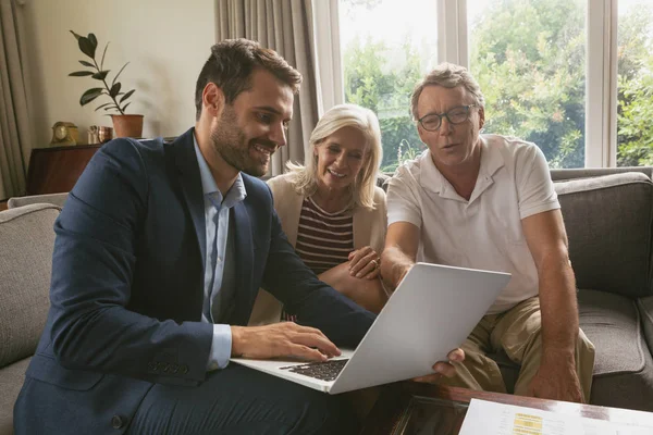 Framifrån Aktiv Senior Kaukasiska Par Diskuterar Med Fastighetsmäklare Över Laptop — Stockfoto