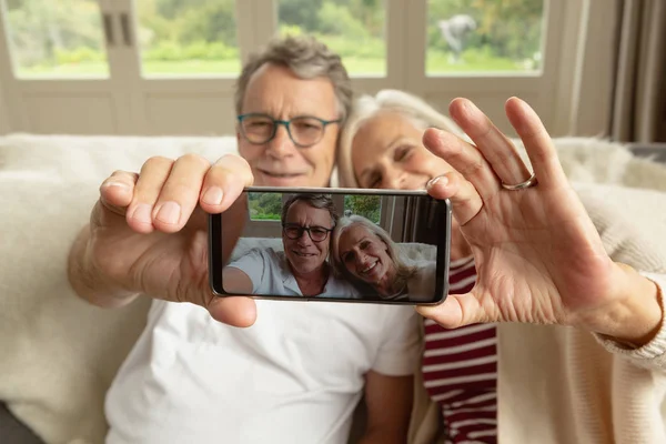 Vista Frontal Feliz Pareja Ancianos Caucásicos Activos Sentados Sofá Tomando —  Fotos de Stock