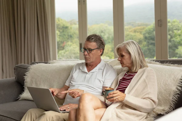 Zijaanzicht Van Actieve Senior Kaukasische Paar Bespreken Laptop Bank Een — Stockfoto