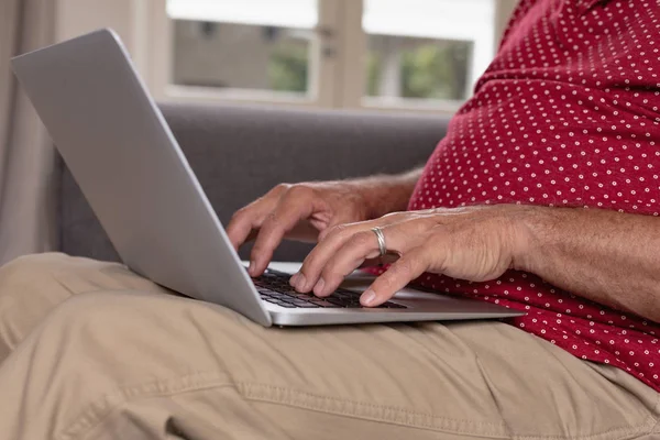 Mid Część Człowieka Pomocą Laptopa Kanapie Wygodnym Domu — Zdjęcie stockowe