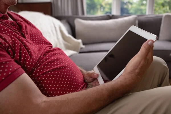 Mittelteil Des Menschen Mit Digitalem Tablet Auf Dem Sofa Einem — Stockfoto