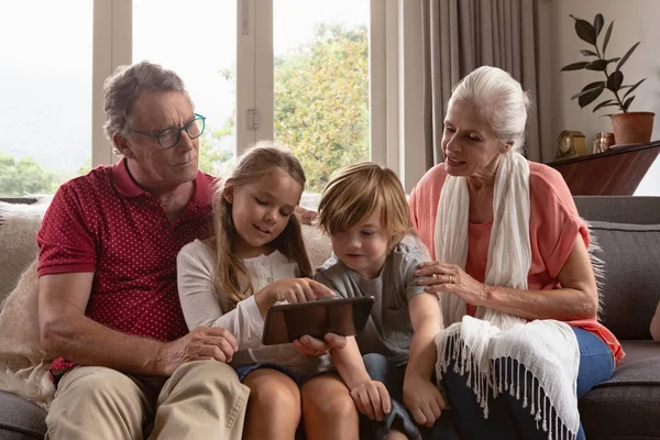 Vista Frontal Família Caucasiana Várias Gerações Usando Tablet Digital Sofá — Fotografia de Stock