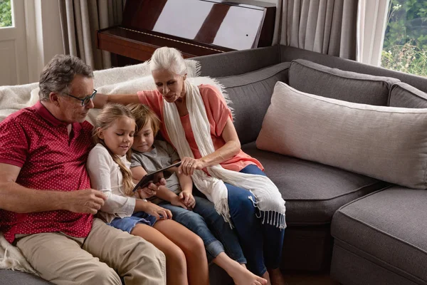 Vista Alto Ângulo Família Caucasiana Várias Gerações Usando Tablet Digital — Fotografia de Stock