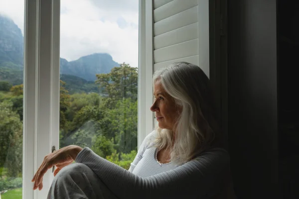 Vue Latérale Une Femme Caucasienne Âgée Active Réfléchie Regardant Par — Photo