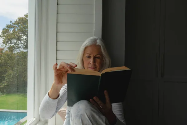 Pohled Aktivní Starší Běločskou Ženu Která Čte Knihu Sedačce Doma — Stock fotografie