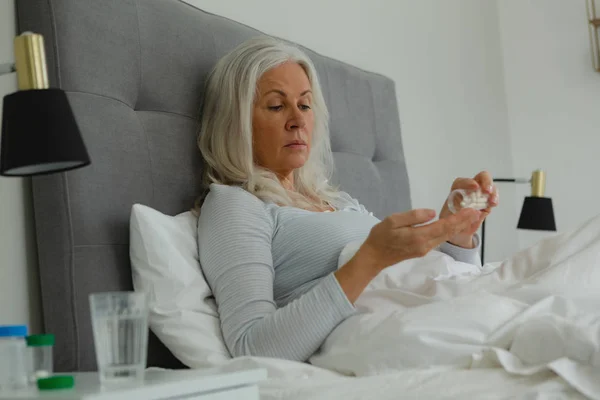 Seitenansicht Einer Aktiven Älteren Kaukasischen Frau Die Hause Schlafzimmer Medikamente — Stockfoto