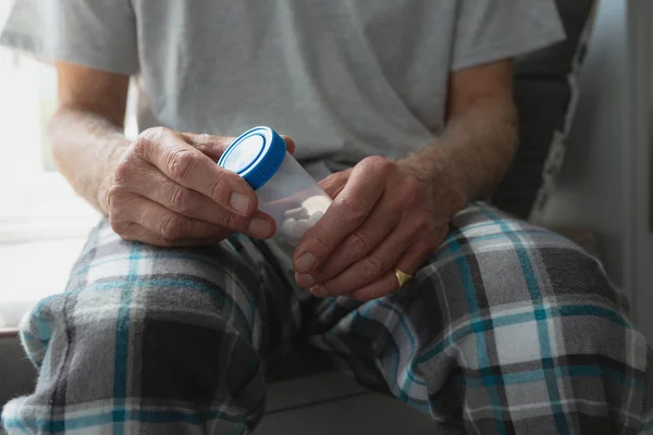 Sezione Media Dell Uomo Che Prende Medicina Camera Letto Casa — Foto Stock