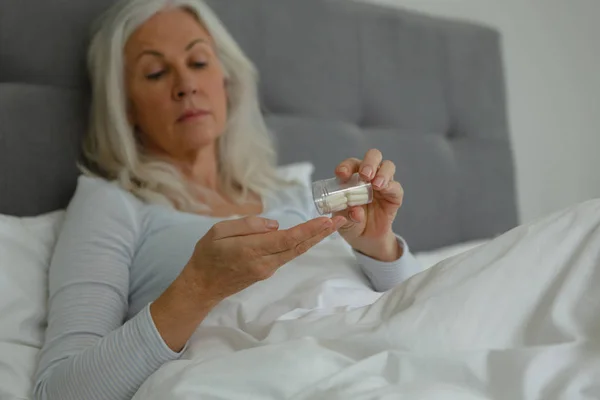 Vorderansicht Einer Aktiven Seniorin Die Hause Schlafzimmer Medikamente Einnimmt — Stockfoto