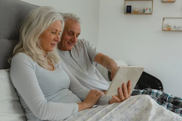 Pohled Aktivní Starší Kavkazský Pár Používající Digitální Tablet Ložnici Doma — Stock fotografie