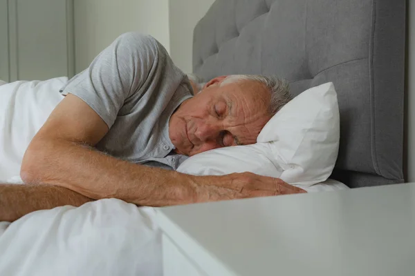 Vista Frontal Del Hombre Caucásico Mayor Activo Durmiendo Cama Dormitorio — Foto de Stock