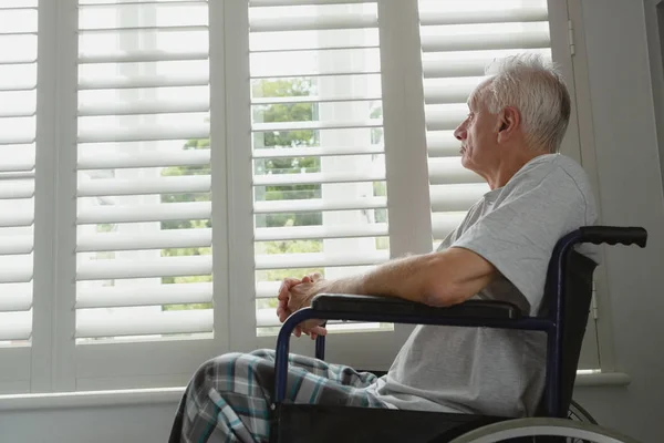 Zijaanzicht Van Doordachte Actieve Senior Kaukasische Man Rolstoel Kijken Door — Stockfoto