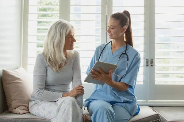 Vista Frontale Della Donna Caucasica Anziana Attiva Del Medico Femminile — Foto Stock