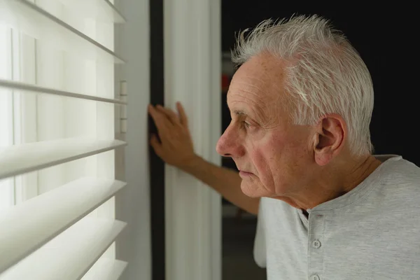 Zijaanzicht Van Doordachte Actieve Senior Blanke Man Die Door Het — Stockfoto