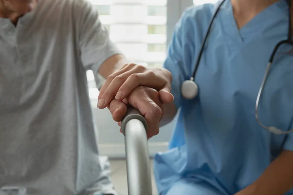 Sezione Centrale Del Medico Femminile Consolante Uomo Anziano Attivo Casa — Foto Stock