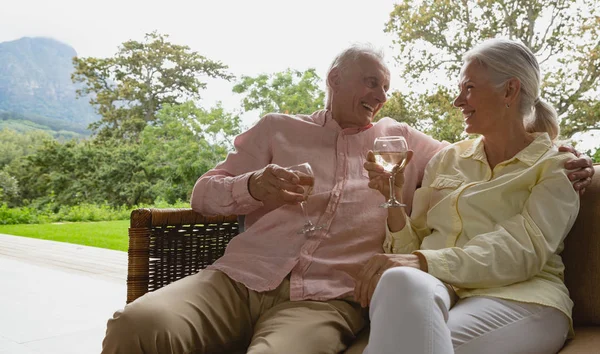 Evde Verandada Şampanya Içen Aktif Kıdemli Kafkas Çiftinin Görünümü — Stok fotoğraf