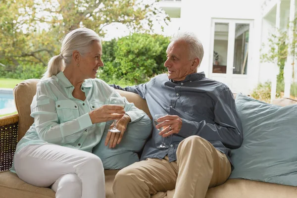 Vooraanzicht Van Actieve Senior Kaukasische Paar Met Champagne Veranda Thuis — Stockfoto