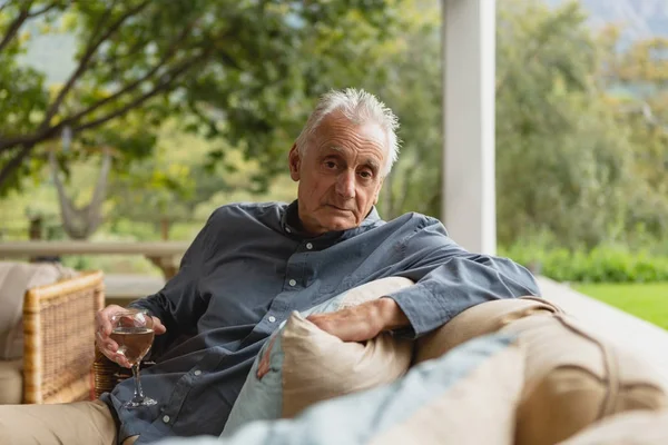 Portret Van Actieve Senior Kaukasische Man Met Champagne Veranda Thuis — Stockfoto