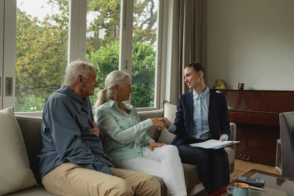 Side View Active Senior Kaukasiska Kvinna Skakar Hand Med Fastighetsmäklare — Stockfoto