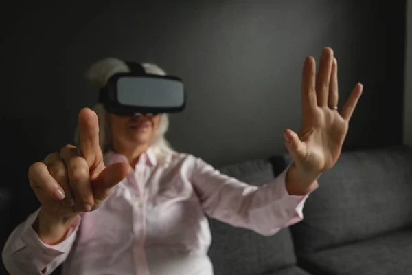 Front View Active Senior Caucasian Woman Using Virtual Reality Headset — Stock Photo, Image