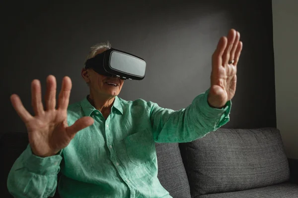 Front View Active Senior Caucasian Man Using Virtual Reality Headset — Stock Photo, Image