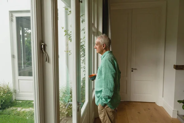 Vue Latérale Homme Caucasien Senior Actif Réfléchi Debout Avec Tasse — Photo