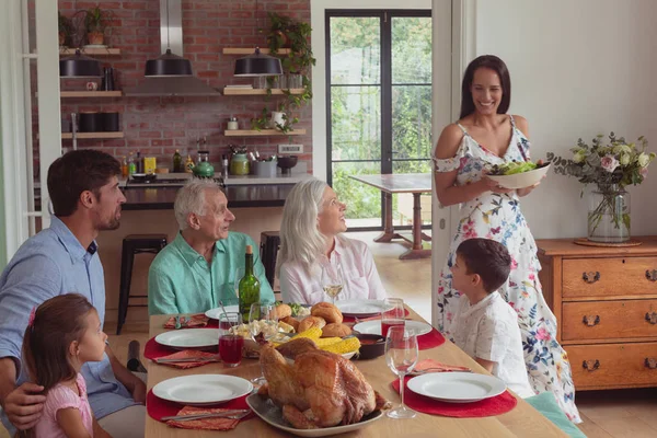 Vista Frontal Feliz Família Caucasiana Várias Gerações Com Comida Mesa — Fotografia de Stock