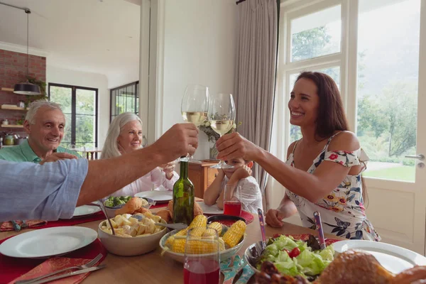 Vista Frontale Felice Famiglia Caucasica Multi Generazione Brindare Bicchieri Champagne — Foto Stock