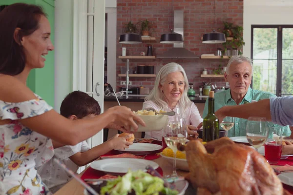 Vista Frontal Feliz Multi Generación Familia Caucásica Tener Comida Mesa —  Fotos de Stock