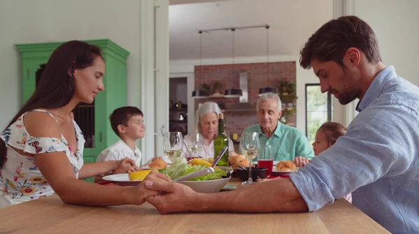 Vorderseite Der Kaukasischen Mehrgenerationenfamilie Die Betet Bevor Hause Das Essen — Stockfoto