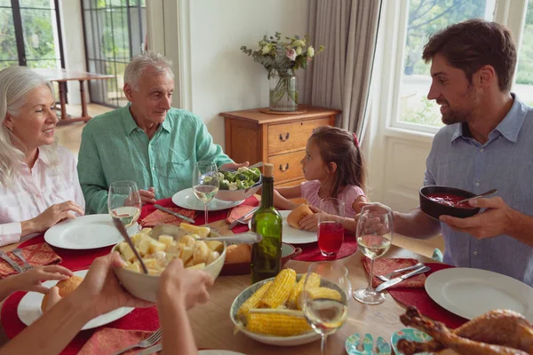 Evde Yemek Masasında Yemek Olan Mutlu Multi Generation Kafkas Ailesinin — Stok fotoğraf