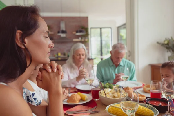 Vista Lateral Família Caucasiana Várias Gerações Rezando Antes Ter Comida — Fotografia de Stock